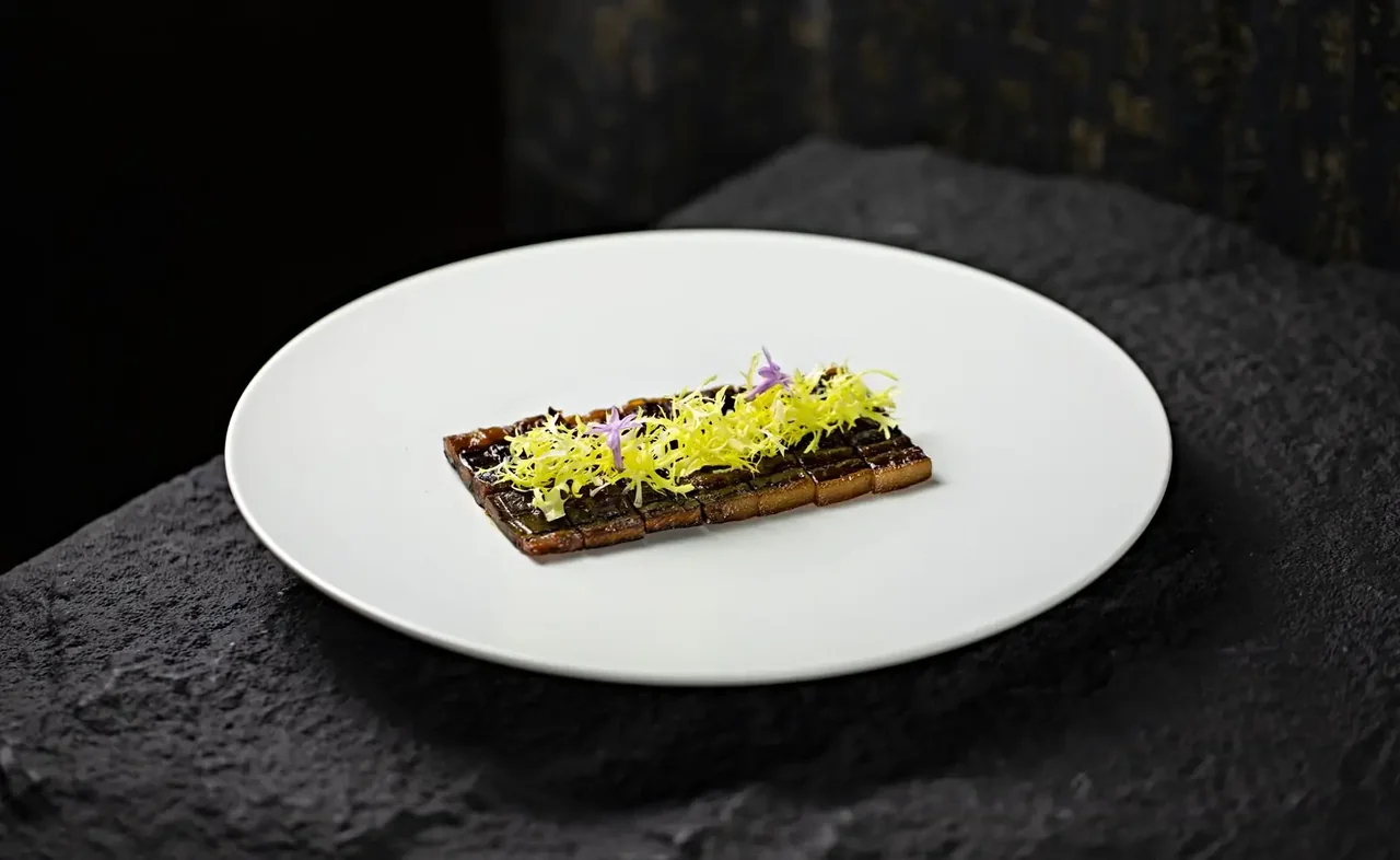 Fine dining at Lyneliresort House